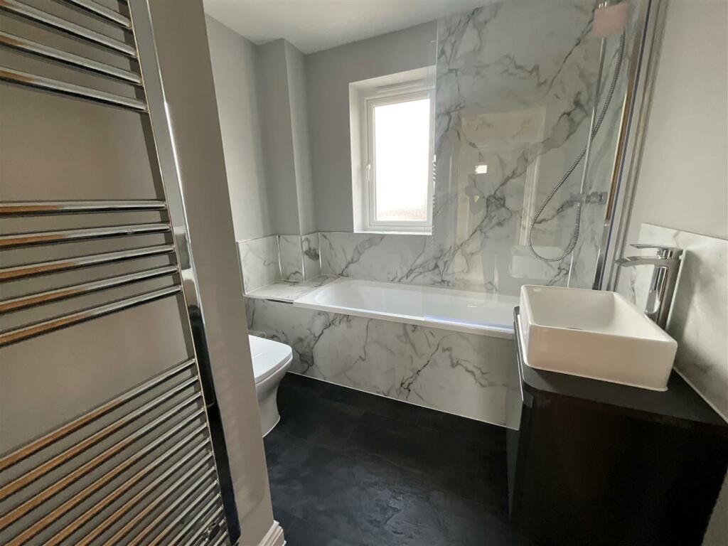 Plot 8 bathroom.jpg