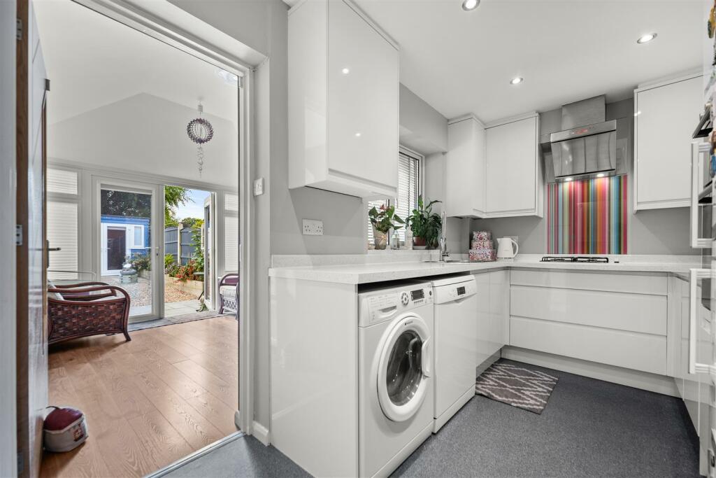 2 St James Close-14.jpg