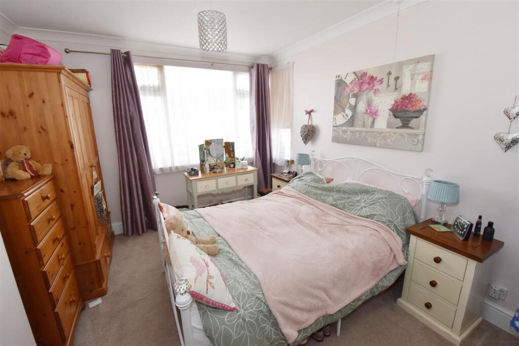 Bed 1.jpg