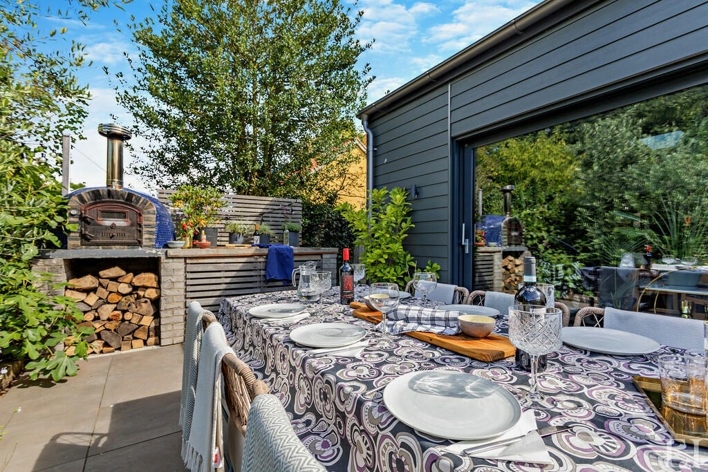 8614767-exteriorW...
