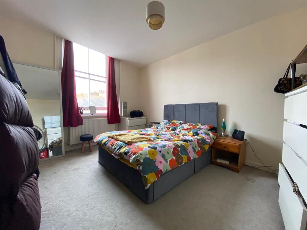 Master Bedroom (2).jpg