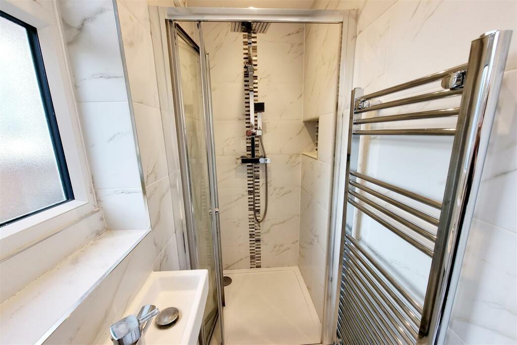 EN SUITE SHOWER ROOM: