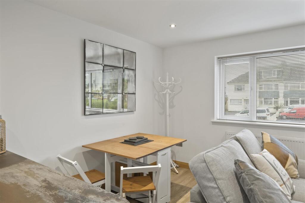 flat 5 dining area.jpg