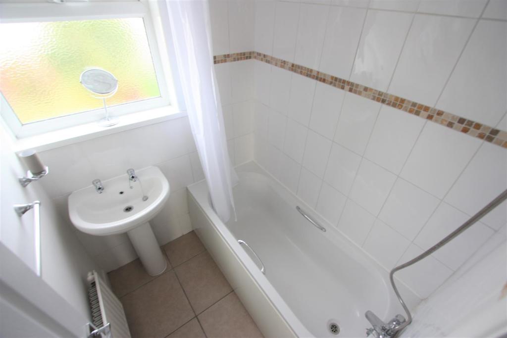 24 Dale Road Bathroom