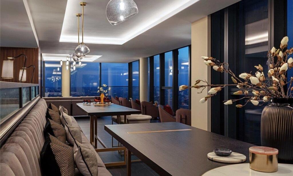 RESIDENTS BAR (FLOOR 56)