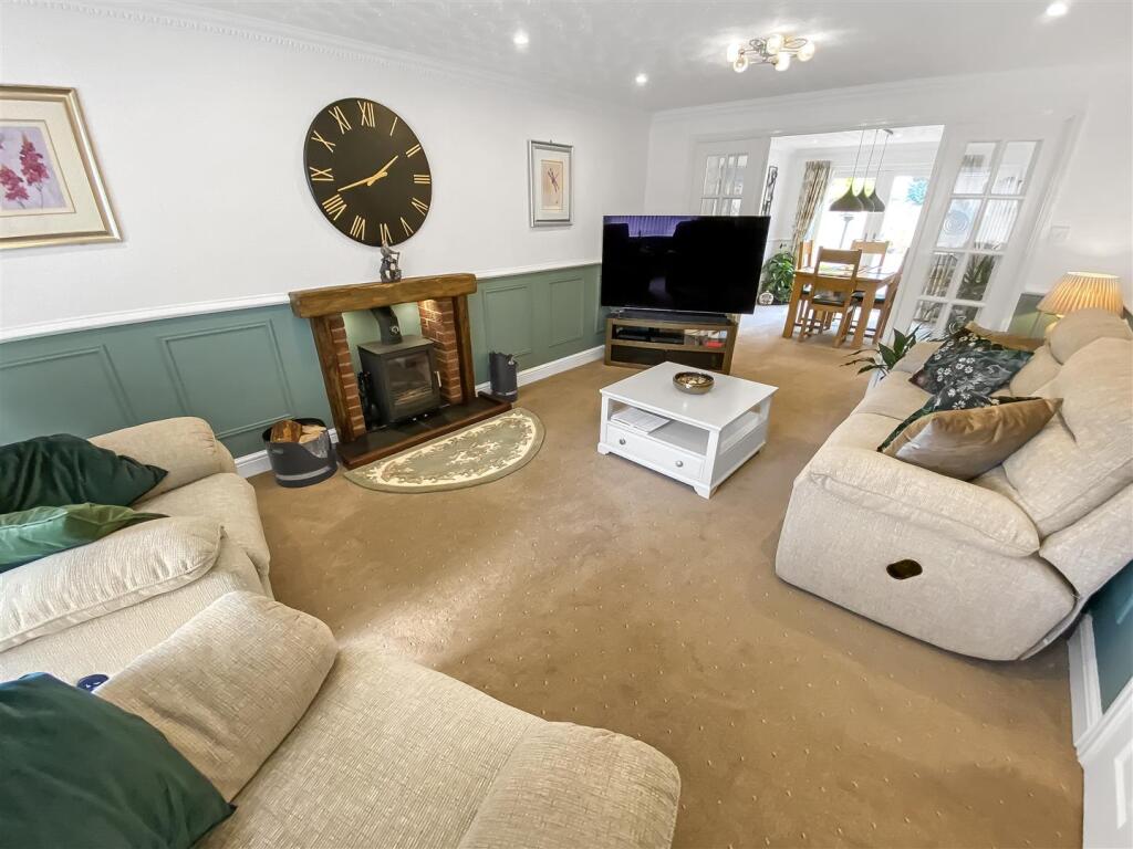 Living Room (1).jpg