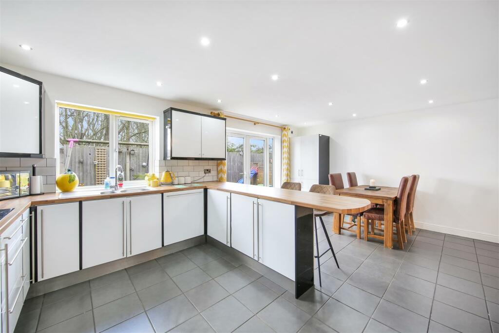3 Kitchen.jpg
