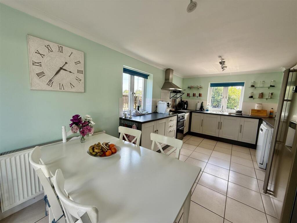 Kitchen/Dining Room: