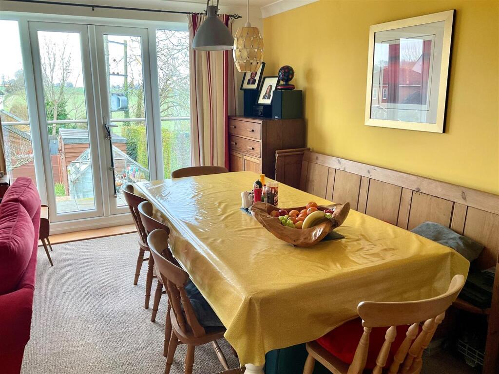 Family Room pic6.jpg