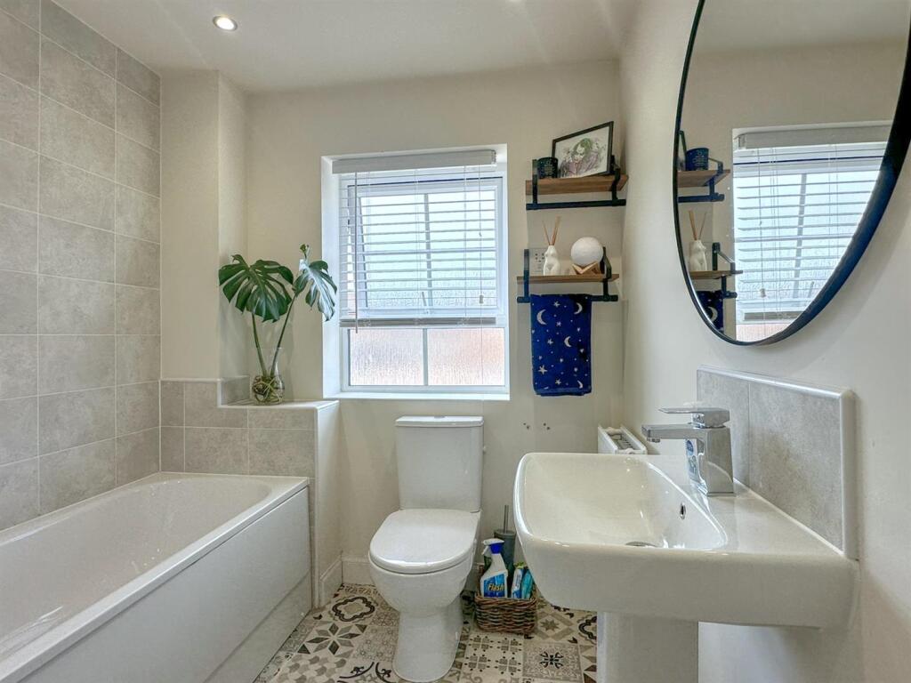 BATHROOM/WC