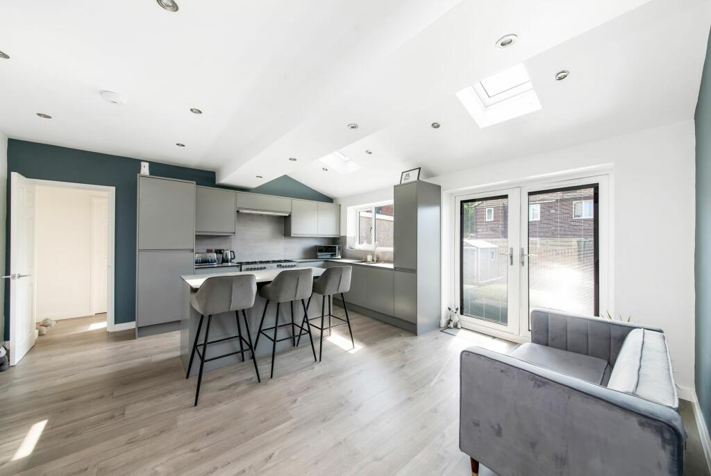 OPEN-PLAN DINING KITCHEN AND FAMILY ROOM