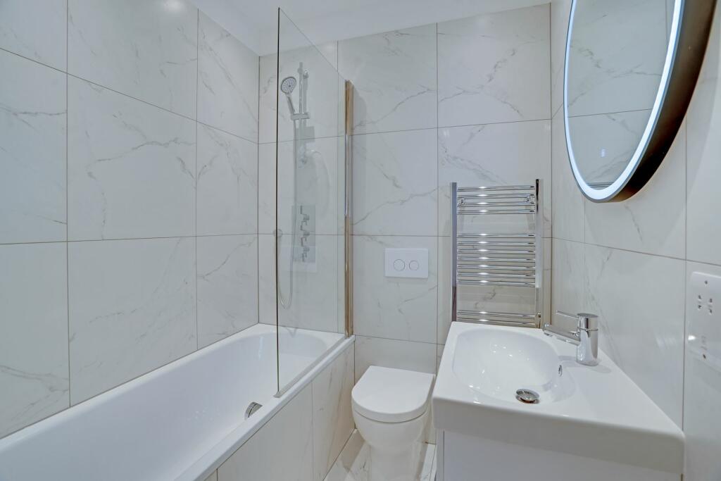6 BATHROOM.jpg
