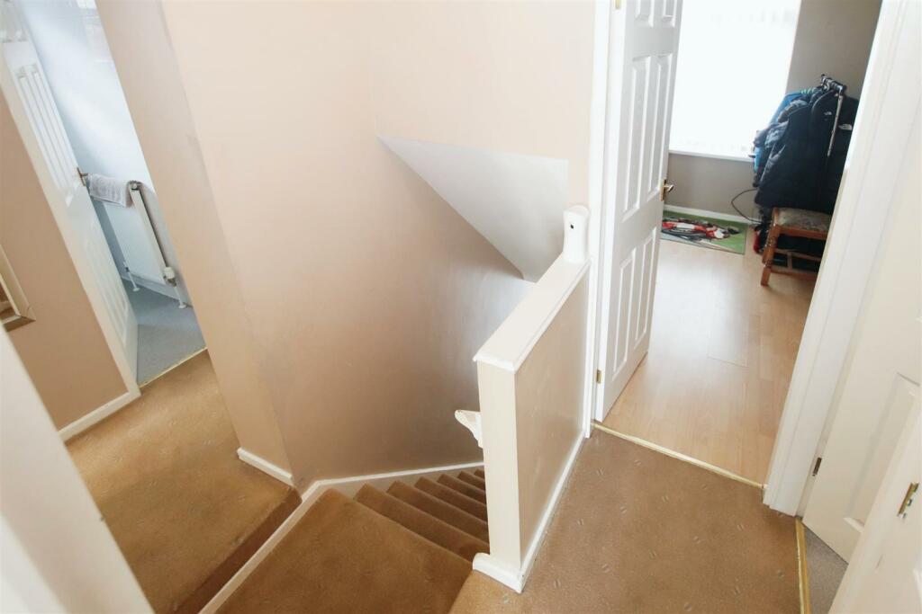 FIRST FLOOR LANDING