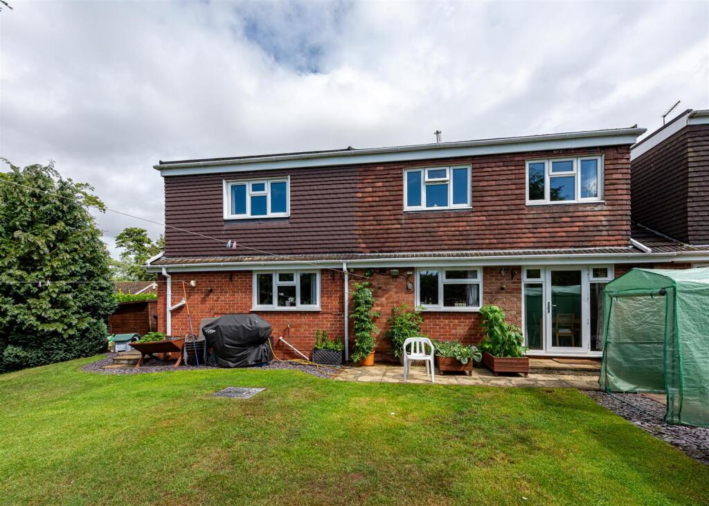 8 Barrington Close-externals-3.jpg