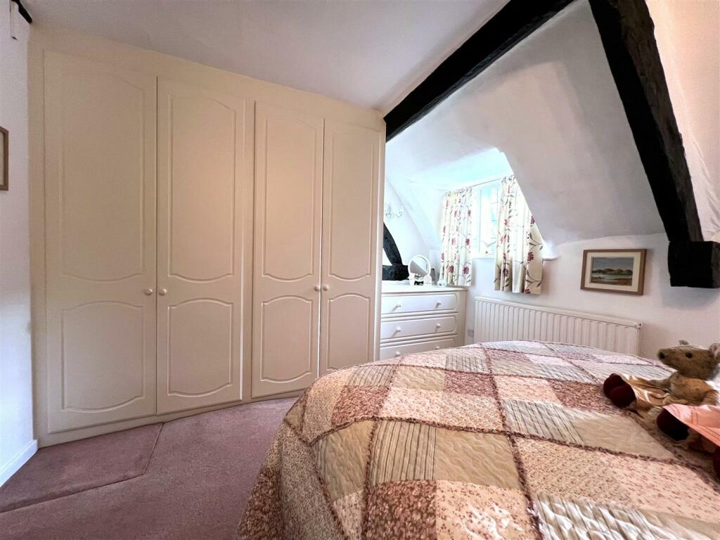 bed 1 wardrobe.jpg