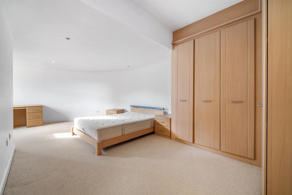 Bedroom 1.jpg