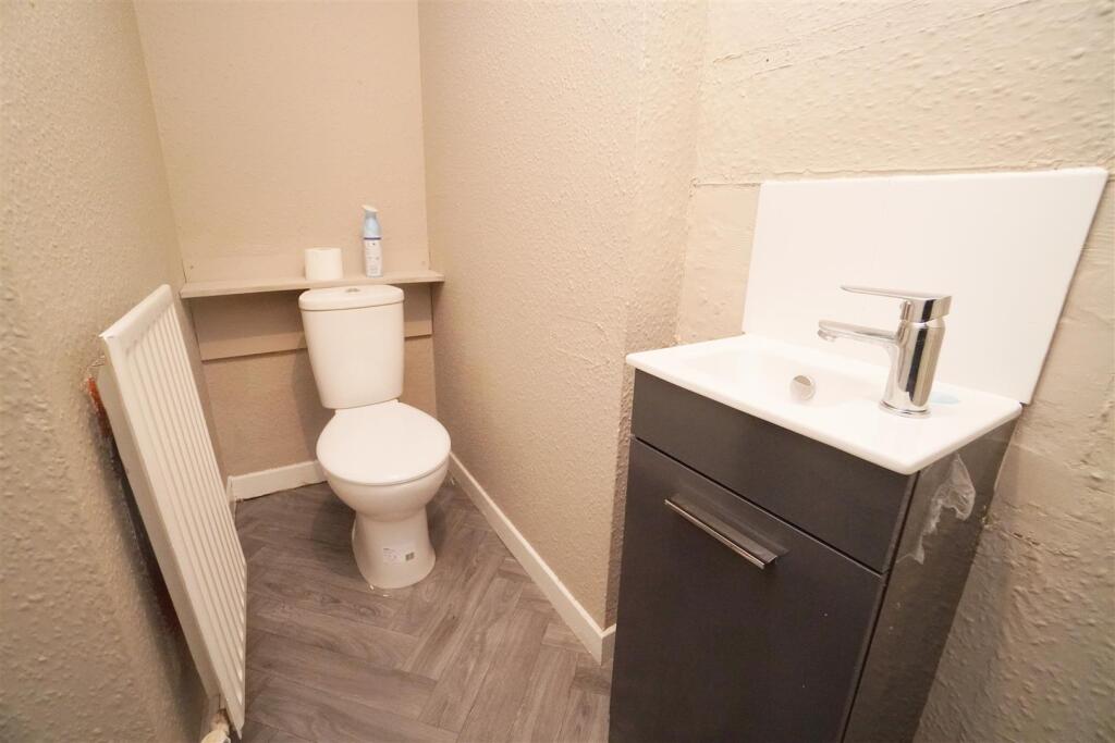 BATHROOM1.jpg