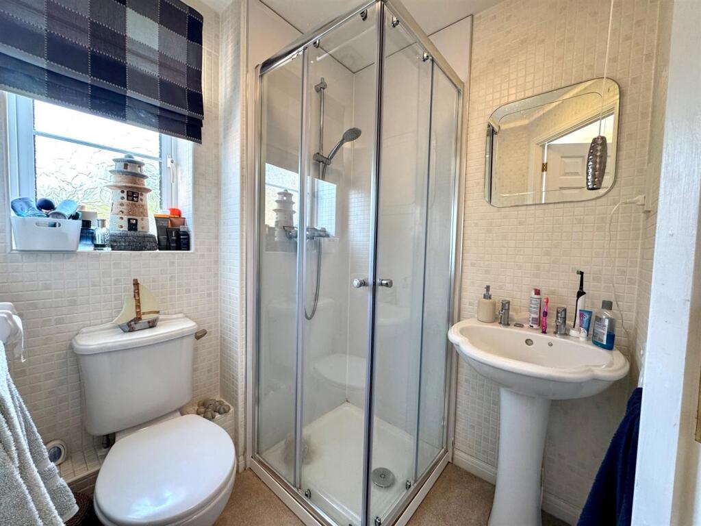 EN-SUITE SHOWER ROOM