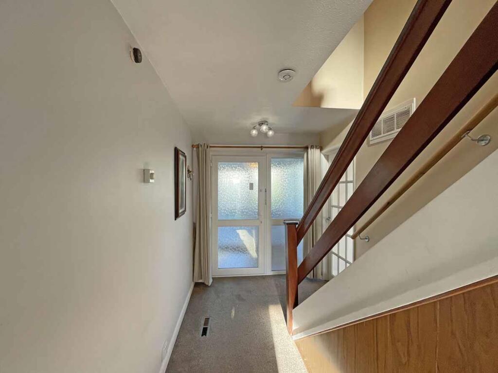 Hopton Close 6 - Entrance Hall 2.jpg