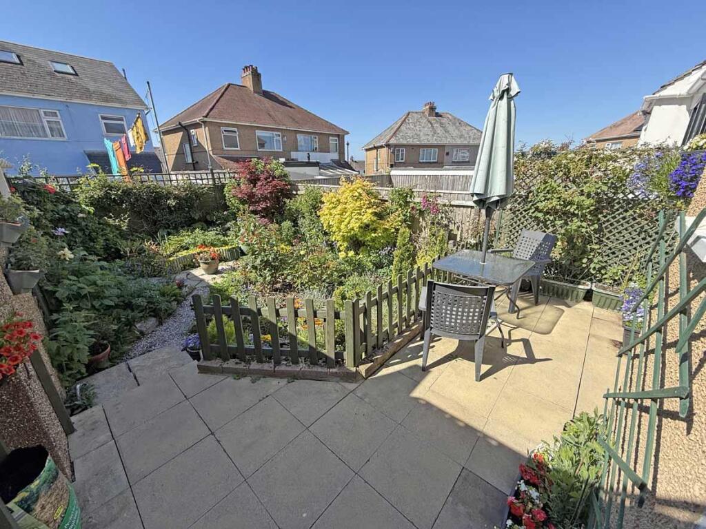 Lester Close 10 Garden Front.jpg