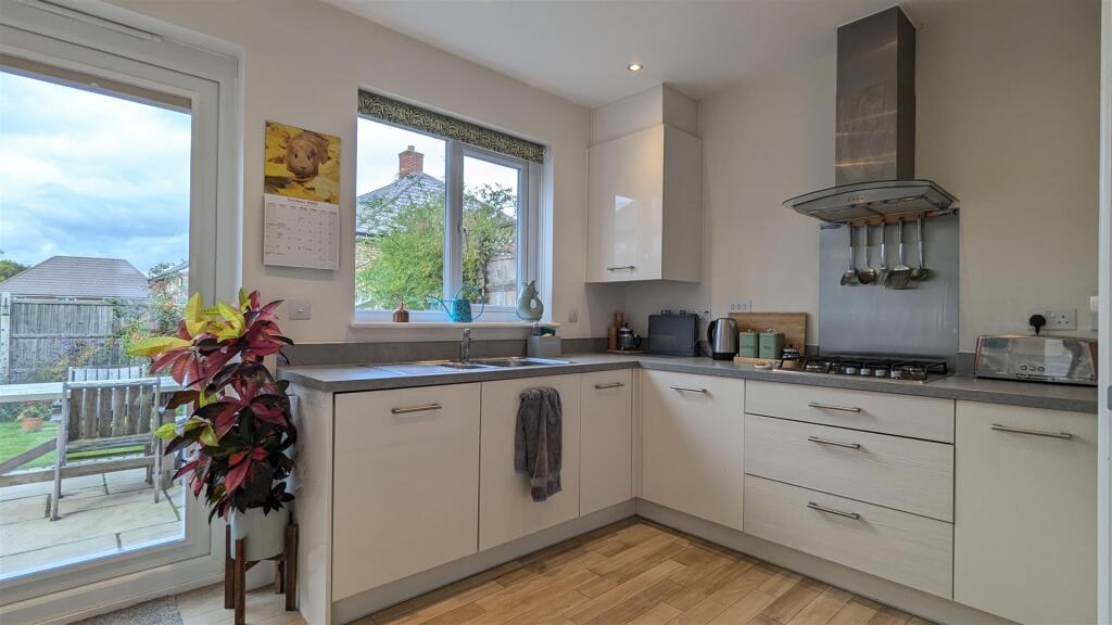 Kitchen 2.jpeg