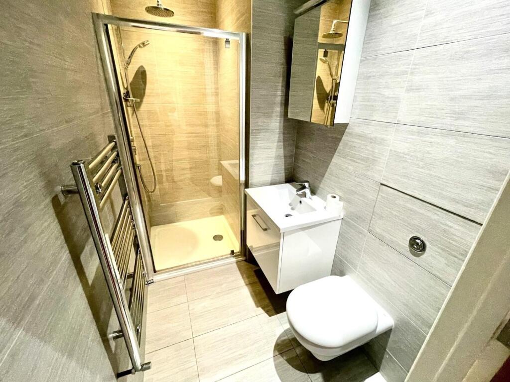 SHOWER ROOM.jpg
