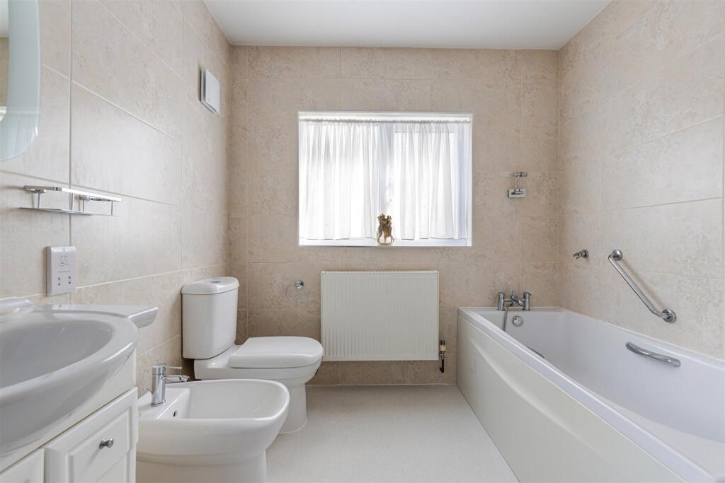 A25 - Ridgwood, Rock End Avenue - 250901.jpg