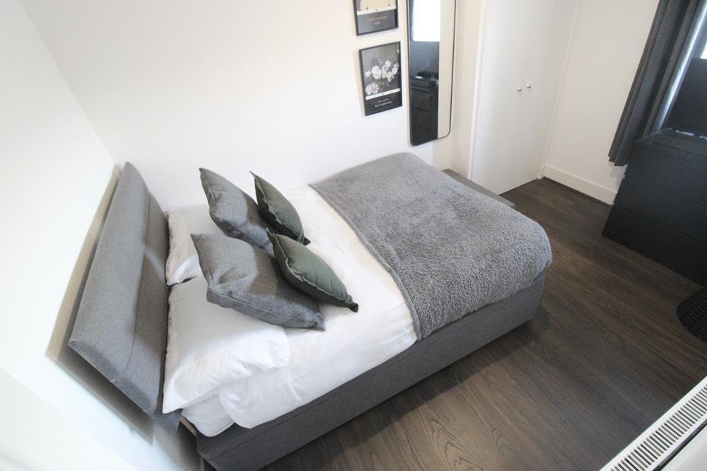 Bedroom 1 photograph 2