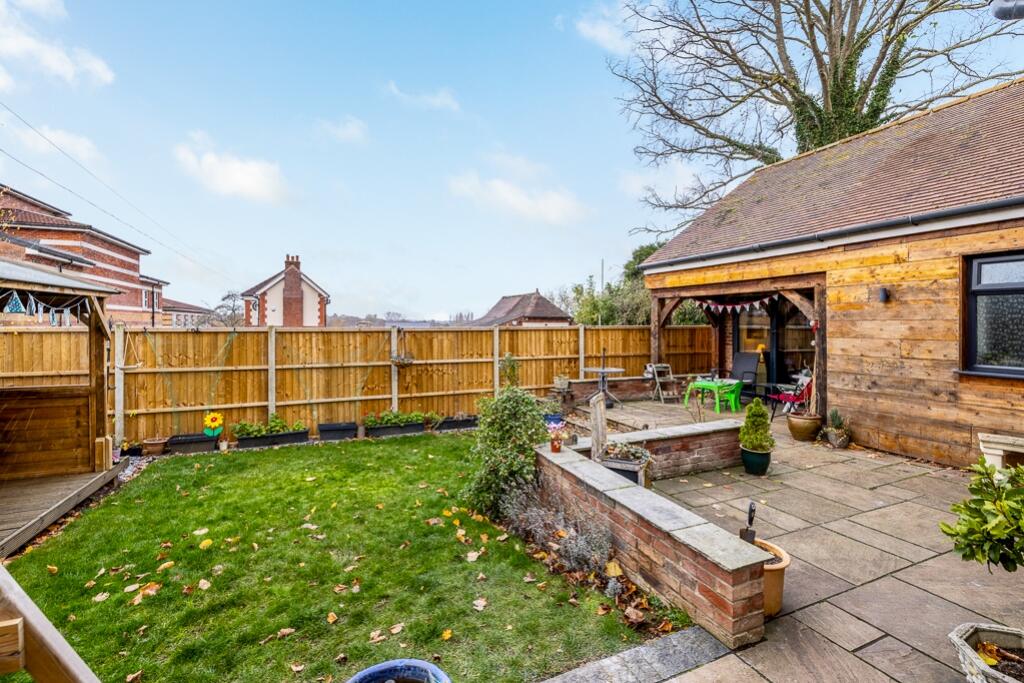 Flat 6 9 Cross O'Cliff Hill-5