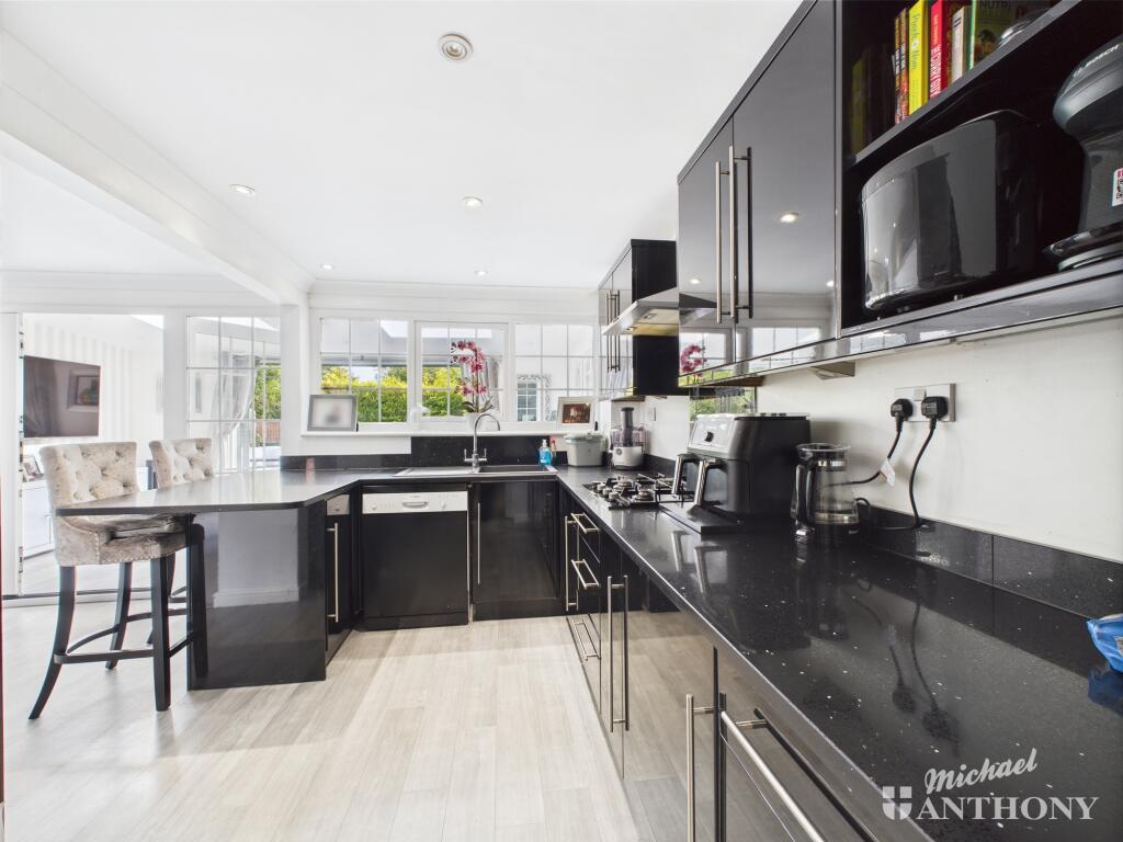 CAM02773G0-PR0290-STILL013