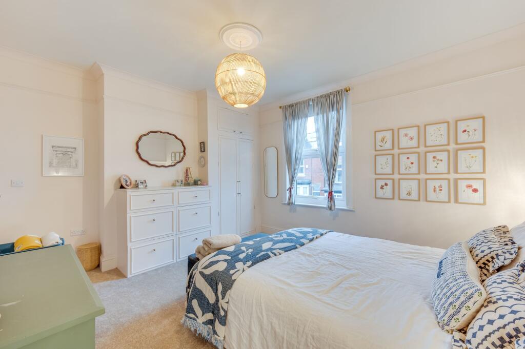 THREE DOUBLE BEDROOMS AND FABULOUS BATHROOM