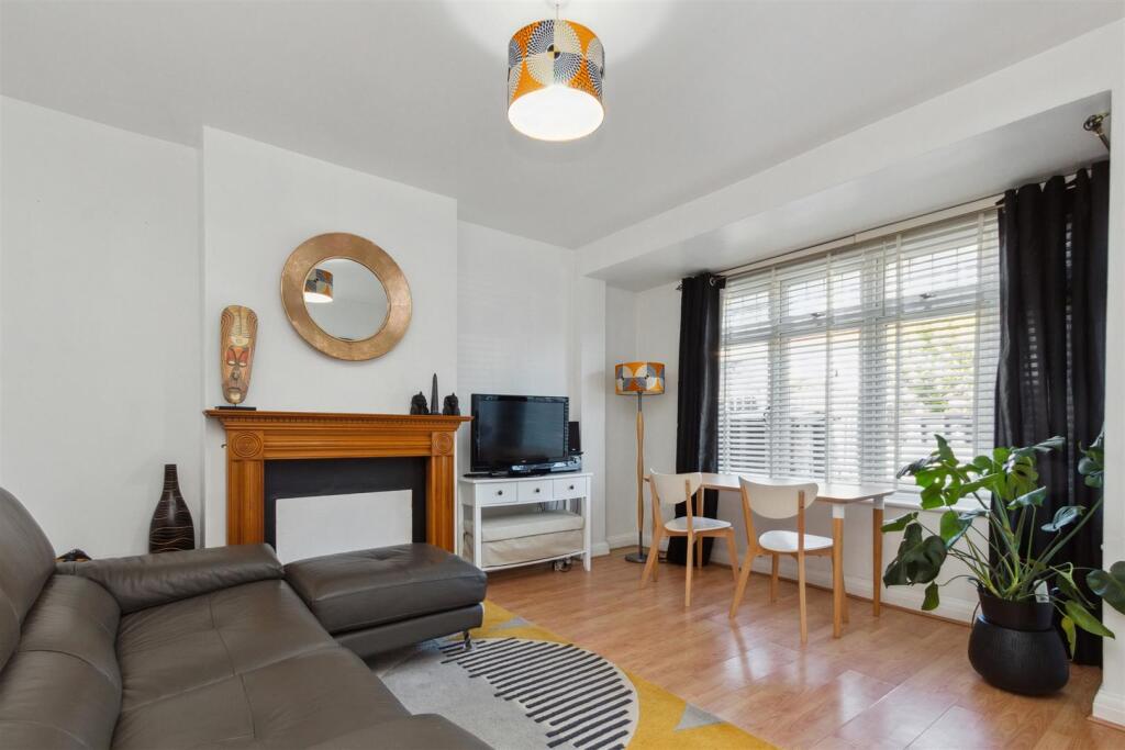 32 Norbury Cross, Norbury reception.jpg