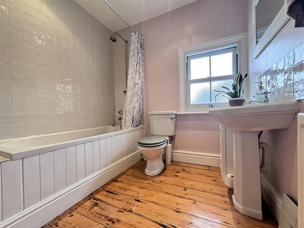 Victoria bathroom 1.jpg