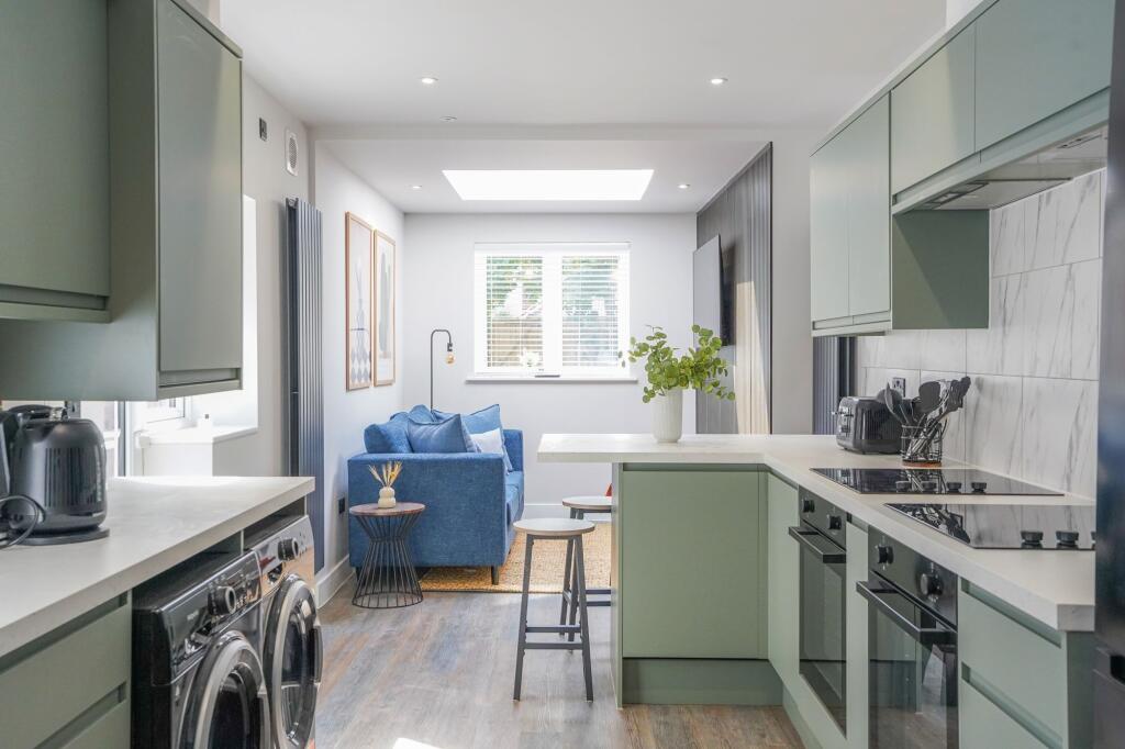 Bright and modern open-plan kitchen and living ...