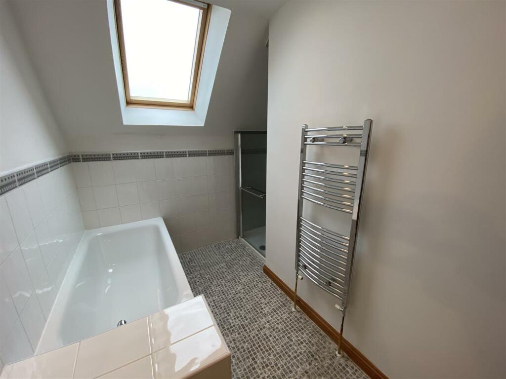 Main Bathroom.jpeg