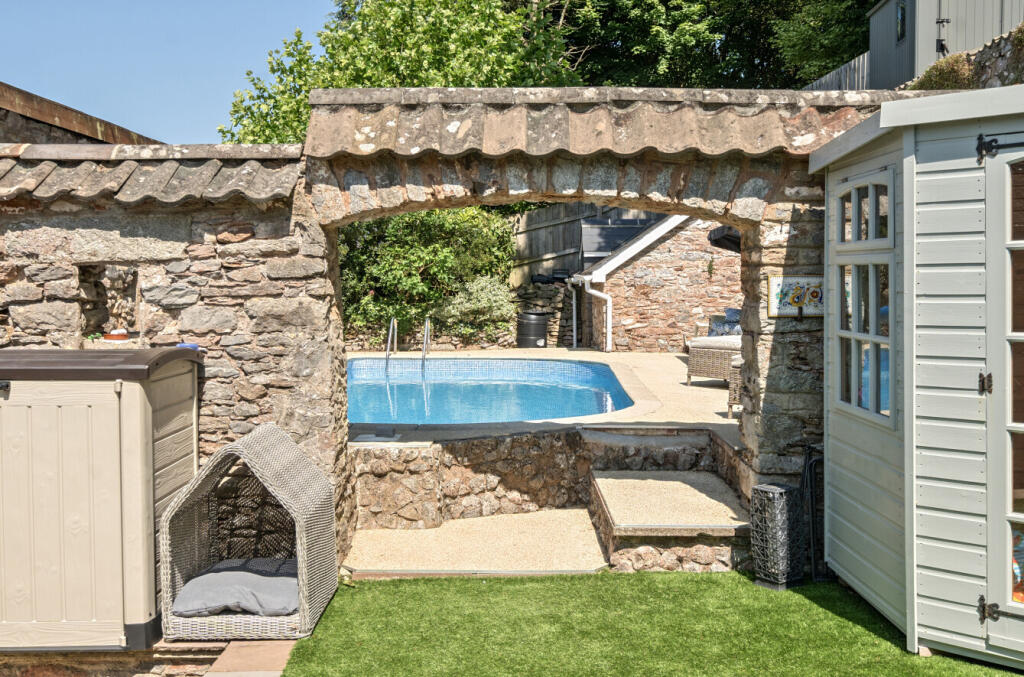 1303898-13-685295...