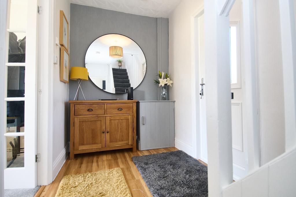 Entrance hallway photo 1