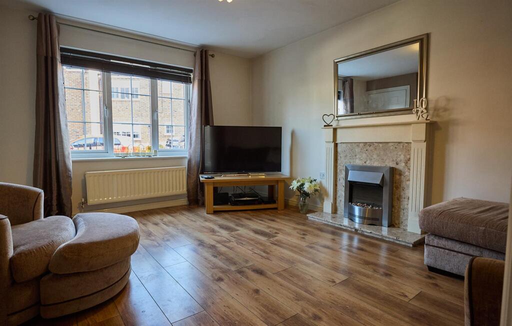 FRONT LOUNGE