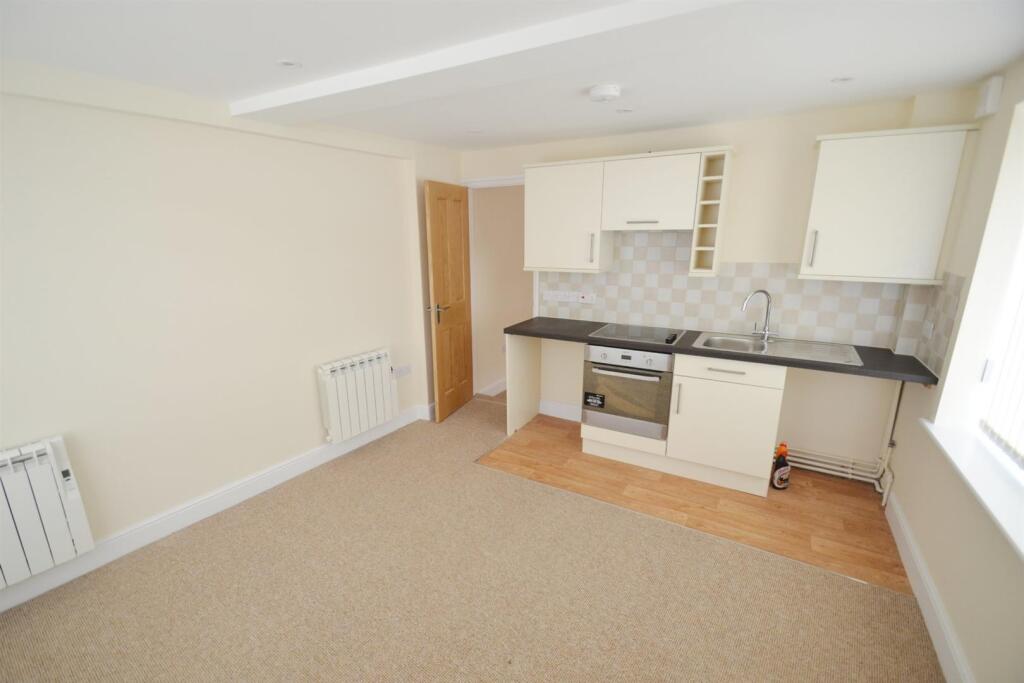 flat 2 kitchen.jpg