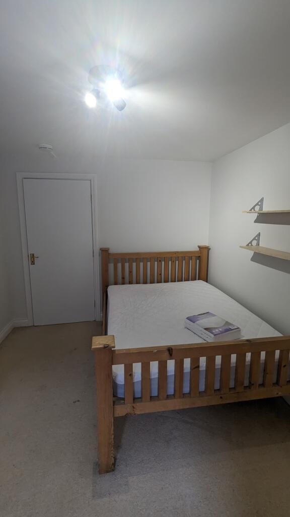bedroom e