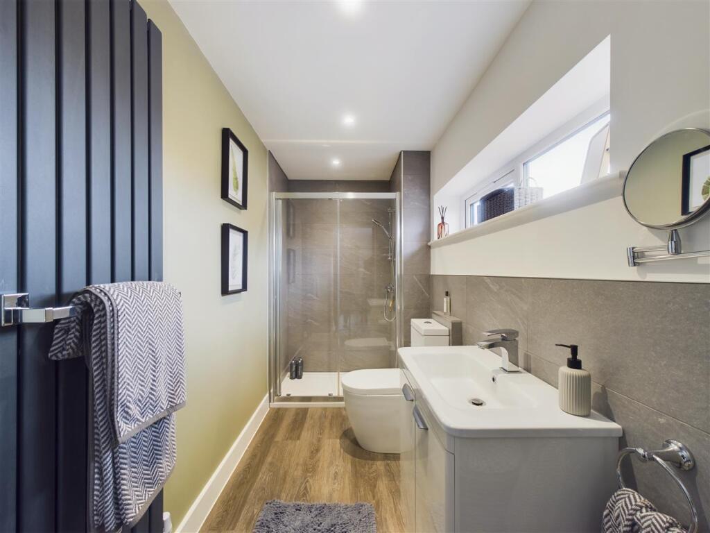MASTER EN-SUITE