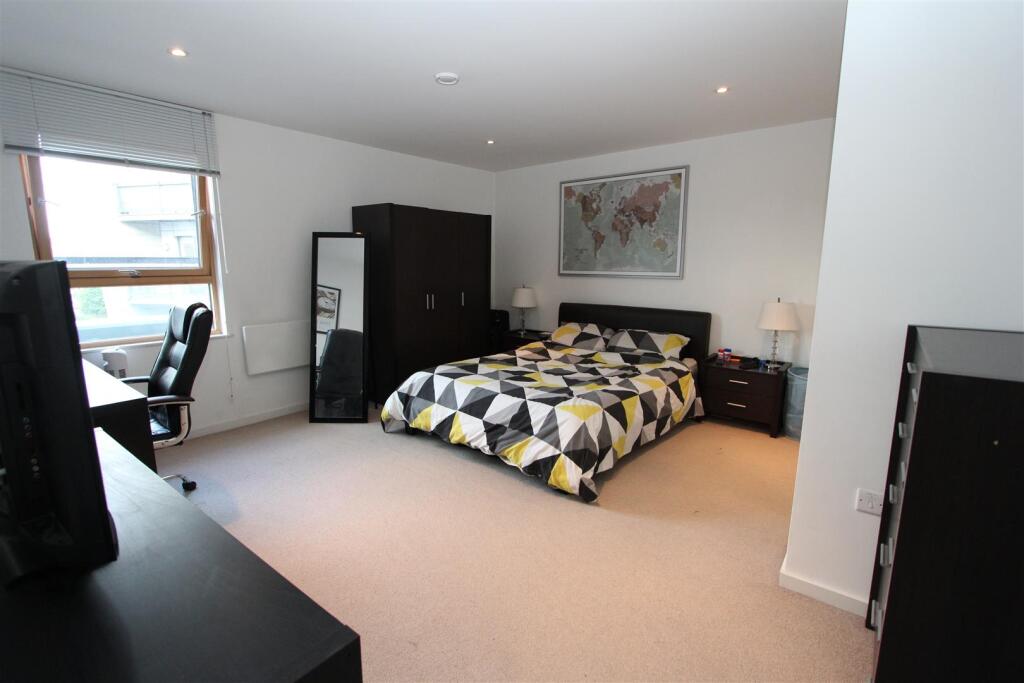 Master Bedroom.JPG