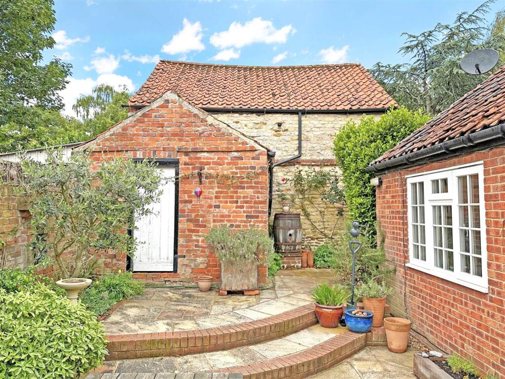 Detached Dovecote &amp; Outbuildings 146