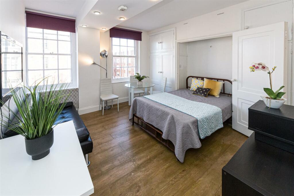Queen's Court 105A-017.jpg