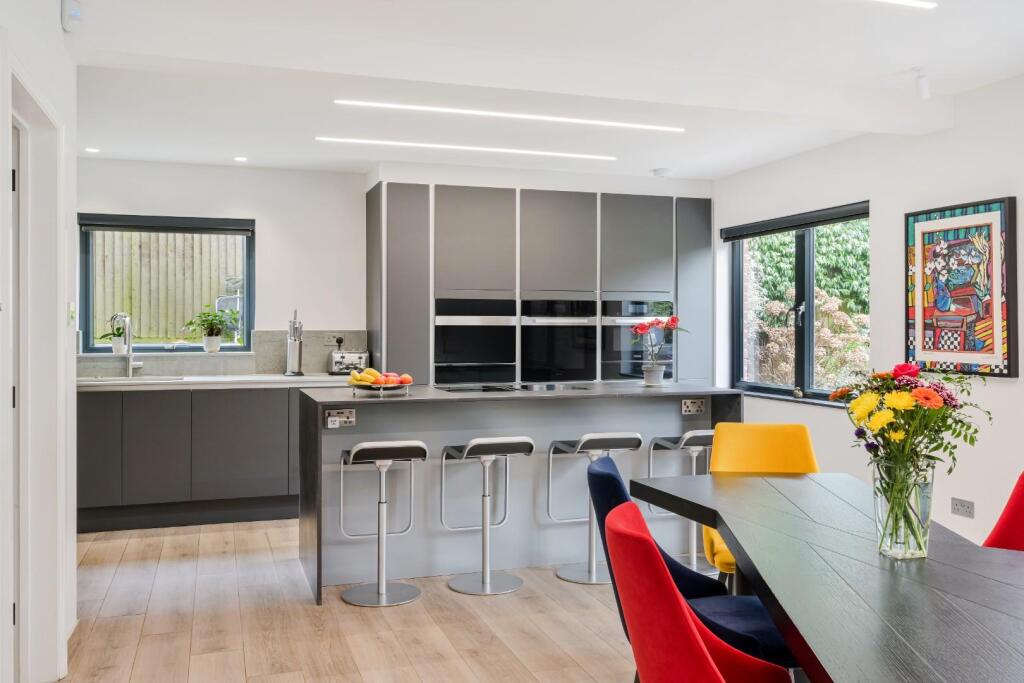 CUDDINGTON PARK CLOSE (19).jpg