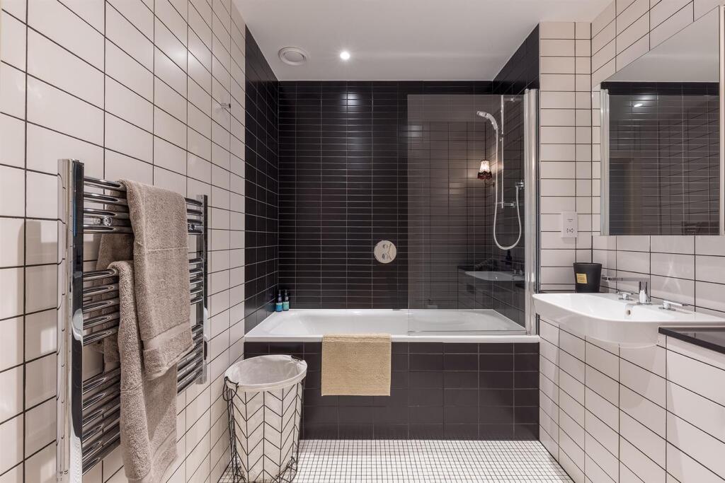 4. The Robinson- Bathroom.jpg