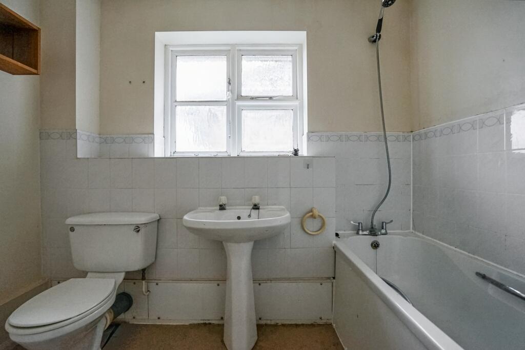 84 Staffords Place, Horley, Surrey RH6 9GY