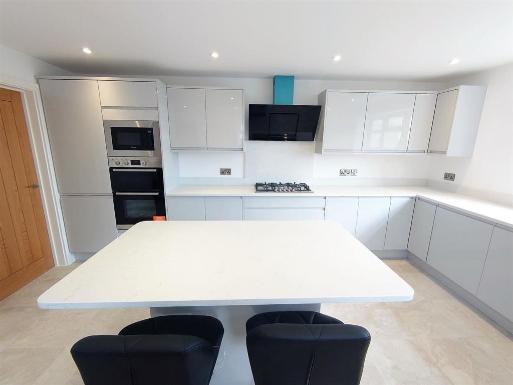 Kitchen 3.jpg