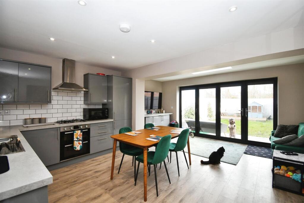 Kitchen / dining room
