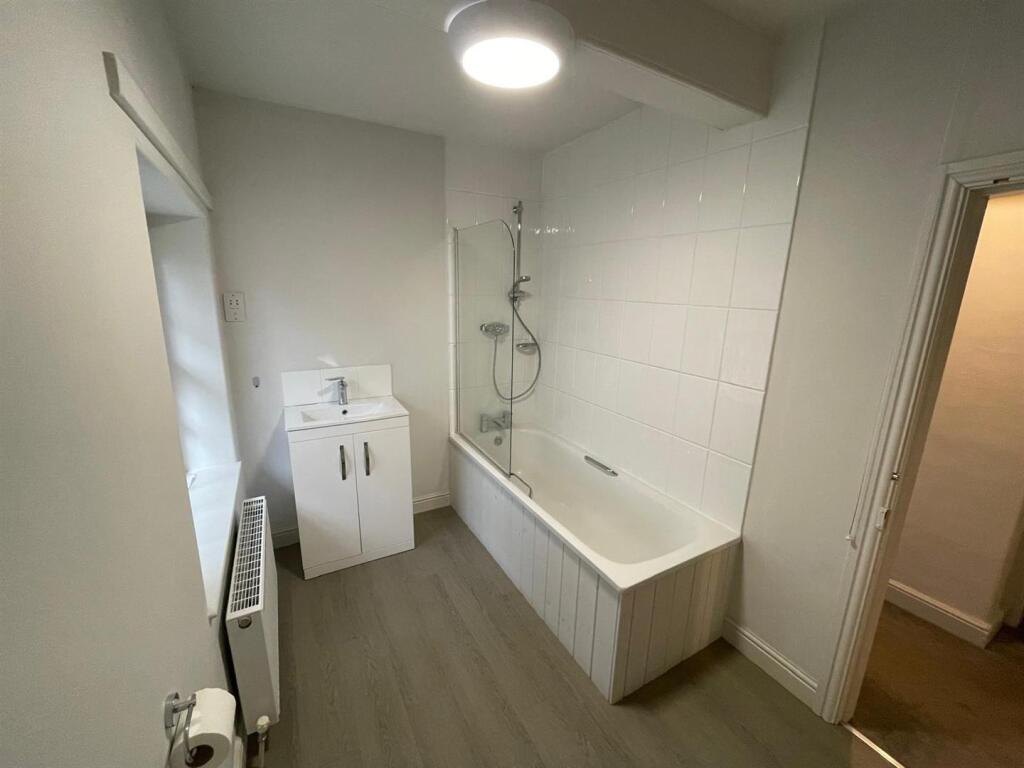 mill farm bathroom.jpg